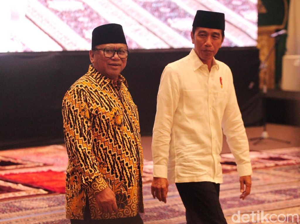 Momen Jokowi Bukber dan Salat Berjemaah di Rumah OSO Momen Jokowi Bukber dan Salat Berjemaah di Rumah OSO
