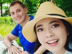 Foto Bareng Bule dan Beri Emoticon Love, Yeslin Wang Punya Pacar Baru?