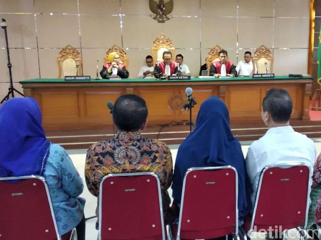 Baca Pleidoi, Bupati Neneng Akui Suap Meikarta dan Minta Vonis Ringan Baca Pleidoi, Bupati Neneng Akui Suap Meikarta dan Minta Vonis Ringan