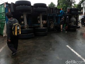Truk Kontainer Terguling Seruduk 7 Kendaraan di Sukabumi