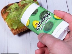 Super Unik, Ide Alpukat Oles Ini Dikemas Mirip Deodorant!