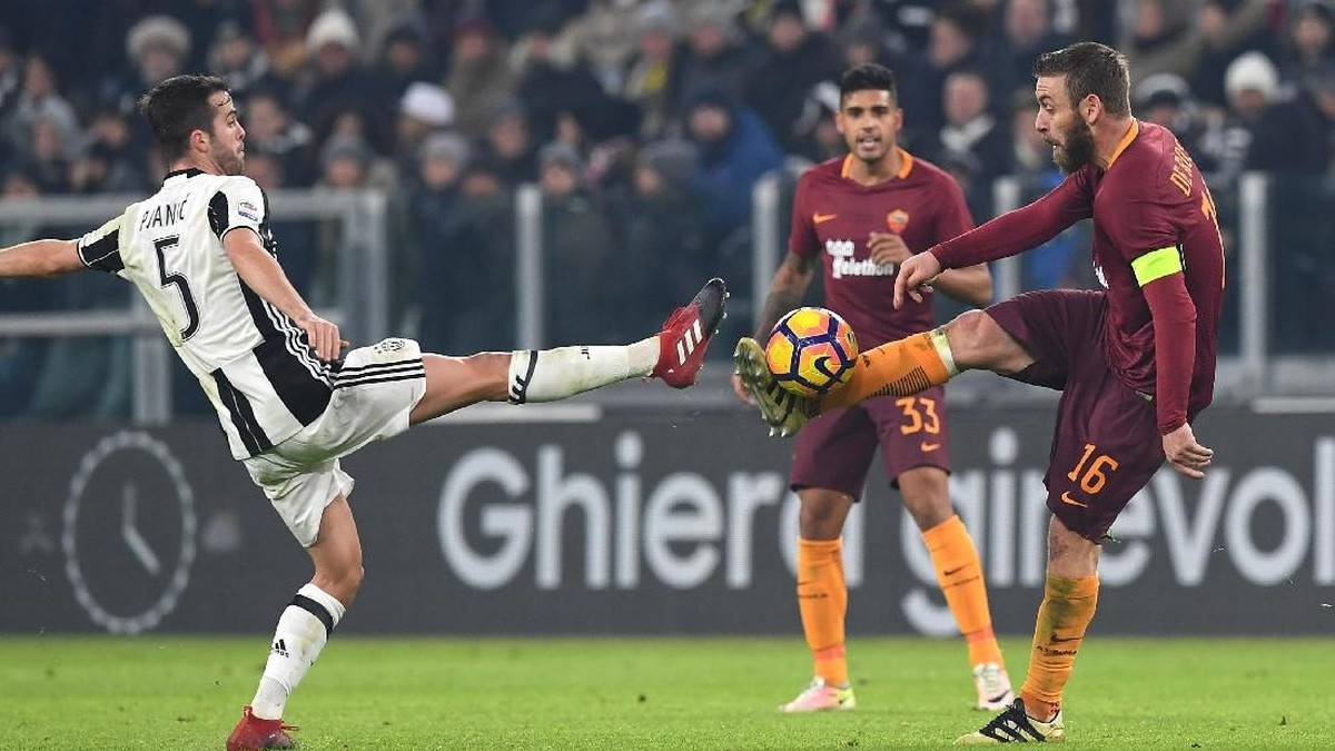 Miralem Pjanic dan Daniele De Rossi saling berhadapan di laga Juventus vs As Roma. (Foto: Valerio Pennicino/Getty Images)