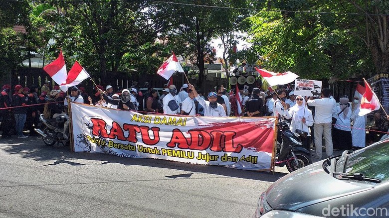 Massa Ratu Adil Geruduk Bawaslu Jatim Tuntut Jokowi-Maruf Didiskualifiaksi