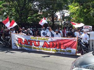 Massa Ratu Adil Geruduk Bawaslu Jatim Tuntut Jokowi-Maruf Didiskualifiaksi Massa Ratu Adil Geruduk Bawaslu Jatim Tuntut Jokowi-Maruf Didiskualifiaksi