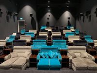 Bangkunya seperti kasur double bed (Pathe Cinema)