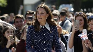 Ups, Kate Middleton Hampir Alami Malafungsi Baju Sebelum Jenguk Archie