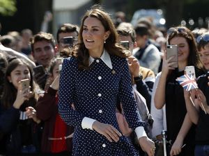 Ups, Kate Middleton Hampir Alami Malafungsi Baju Sebelum Jenguk Archie