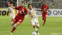 Serangan demi serangan terus dilancarkan para pemain Persija.
