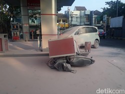 Mobil Tabrak Mesin Pengisian BBM SPBU Jalan Sunda hingga Timpa Motor