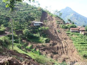 Warga Terdampak Longsor Cililin Keluhkan Minim Air Bersih