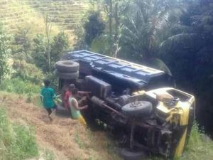 Truk Masuk Jurang di Bima NTB, 1 Orang Tewas Truk Masuk Jurang di Bima NTB, 1 Orang Tewas