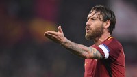 Daniele De Rossi sedang tak punya klub setelah pisah jalan dengan AS Roma akhir musim lalu. Usianya memang tak muda lagi, 35 tahun, tapi soal pemahaman taktik dan membaca arah permainan, De Rossi bisa jadi pilihan yang takkan bikin rugi. (Foto: Michael Regan/Getty Images)