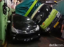 Ombak Selat Bali Menggila, Truk Muat Beras di Kapal Terguling Timpa Mobil