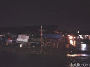 Sejumlah Kios Pedagang Pasar Majalaya Rusak Disapu Puting Beliung
