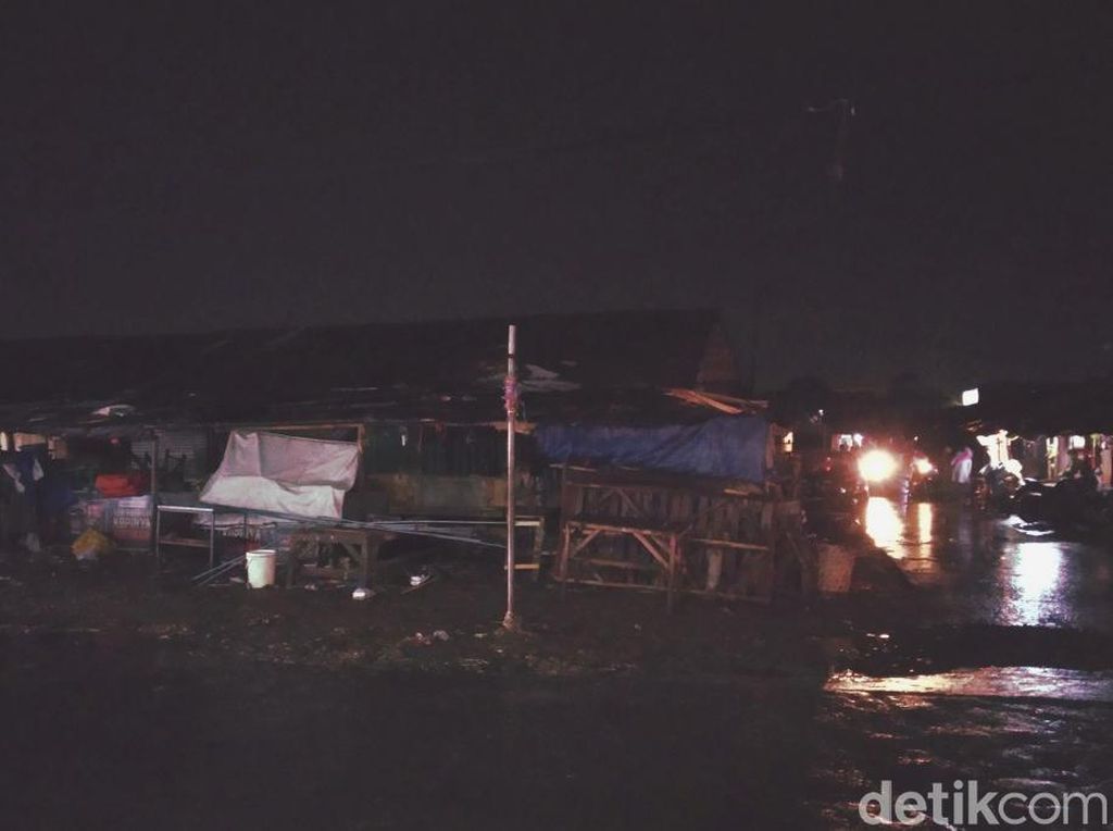 Sejumlah Kios Pedagang Pasar Majalaya Rusak Disapu Puting Beliung Sejumlah Kios Pedagang Pasar Majalaya Rusak Disapu Puting Beliung