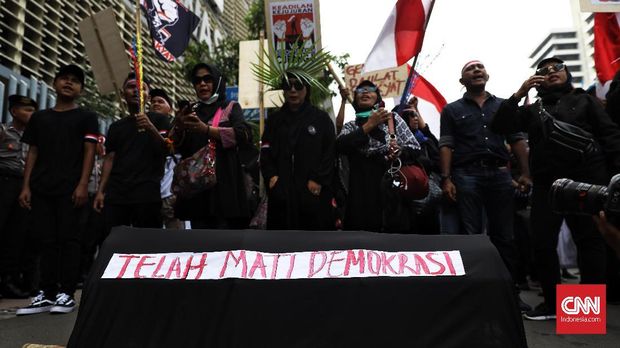 Demo di depan gedung Bawaslu yang menuntut pengusutan dugaan kecurangan Pilpres 2019, Mei lalu.