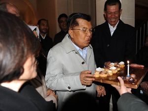 Ultah Ke-77, Wapres JK Dapat Surprise di Jenewa Ultah Ke-77, Wapres JK Dapat Surprise di Jenewa
