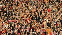 Jakmania terus meneriakkan yel-yel dukungan kepada para pemian Persija.