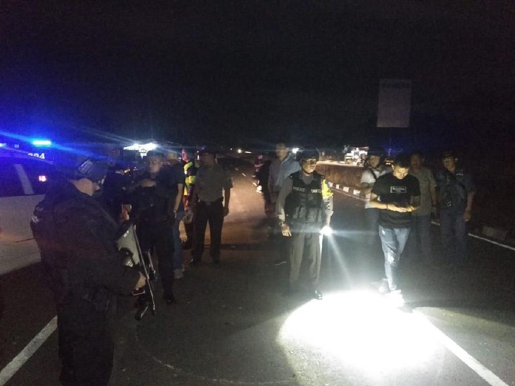 Tawuran Pecah di Jembatan Siak IV Pekanbaru, 2 Orang Terluka Tawuran Pecah di Jembatan Siak IV Pekanbaru, 2 Orang Terluka