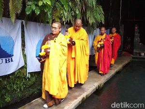 Pengambilan Air Berkah Awali Waisak di Temanggung