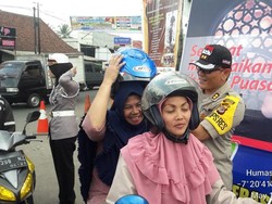 Polres Tasikmalaya Bagikan Helm Gratis Jelang Buka Puasa