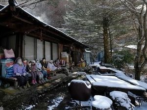 Seram atau Unik? Desa Ini Dihuni Ratusan Boneka Seukuran Manusia