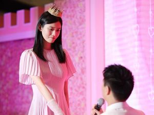 Crazy Rich China Melamar Model Victorias Secret dengan Sewa Mall