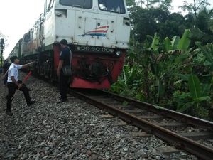 KA Mutiara Selatan Mogok Hampir 4 Jam di Manonjaya Tasikmalaya KA Mutiara Selatan Mogok Hampir 4 Jam di Manonjaya Tasikmalaya