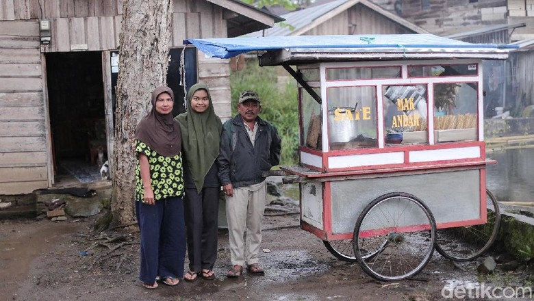 Ini Roza, Anak Penjual Sate yang Kuliah Gratis di UGM