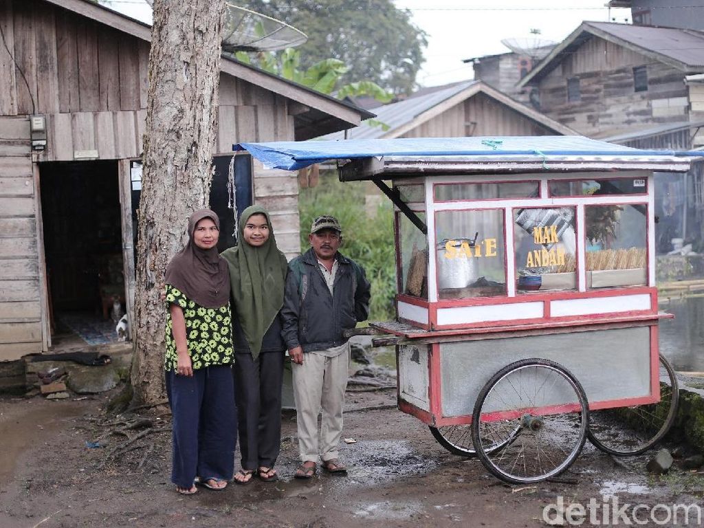 Ini Roza, Anak Penjual Sate yang Kuliah Gratis di UGM Ini Roza, Anak Penjual Sate yang Kuliah Gratis di UGM