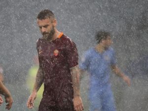 Di Bawah Guyuran Hujan, De Rossi Temui Ultras Roma yang Marah