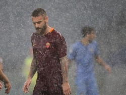 Di Bawah Guyuran Hujan, De Rossi Temui Ultras Roma yang Marah