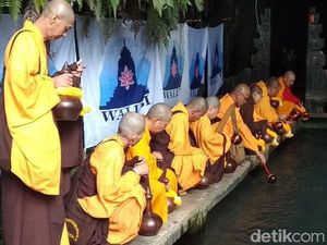 Awali Waisak, Para Bhikku Ambil Air Berkah di Mata Air Temanggung