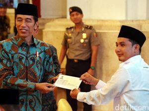 Senyum Cerah Jokowi Bayar Zakat di Istana