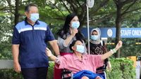 Potret Bu Ani Diajak Jalan-jalan SBY Keluar Kamar RS