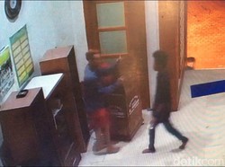 Aksi 5 Remaja Curi Kotak Amal Masjid Saat Ramadhan Terekam CCTV