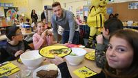Hobi Makan Buah Jadi Rahasia Bugar Marco Reus, Pesepak Bola Tampan Jerman