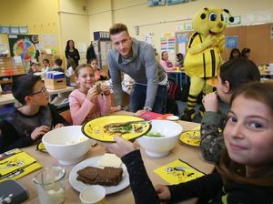 Hobi Makan Buah Jadi Rahasia Bugar Marco Reus, Pesepak Bola Tampan Jerman
