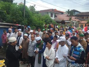 Demo KPU Sumatera Barat, Massa Gelar Salat Gaib