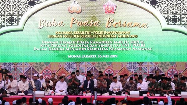 Jokowi Buka Puasa Bersama TNI-Polri