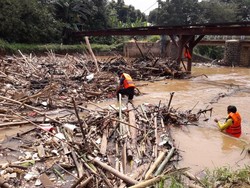 Jorok! Sungai Cikeas Bekasi Dipenuhi Tumpukan Sampah