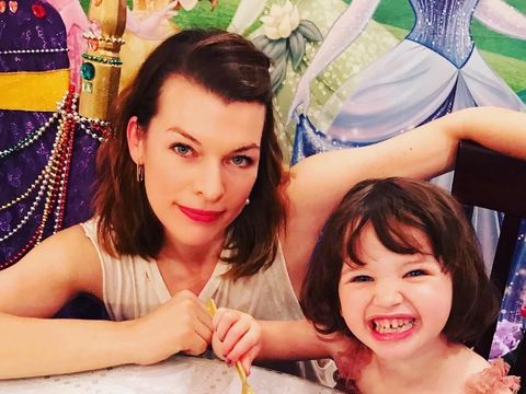 Milla Jovovich bersama putrinya