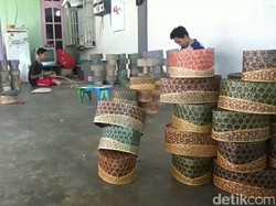 Peci dari Anyaman Bambu Laris Manis di Bulan Ramadan