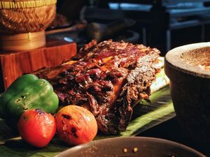Buka Puasa dengan Iga Bakar dan Lotek Sedap di Resto Berbintang Ini