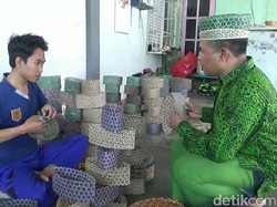 Omzet Meningkat, Songkok dari Anyaman Bambu Laris Manis Saat Ramadhan