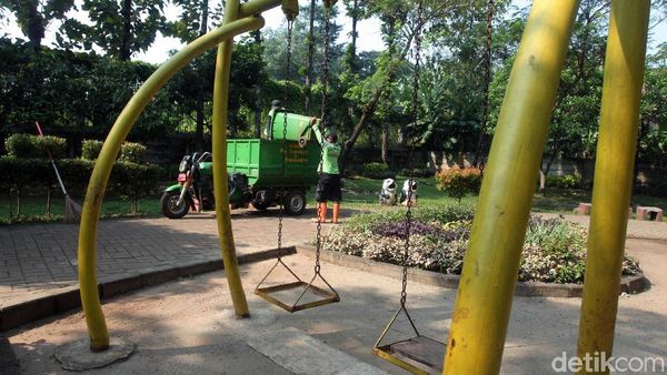 Perawatan Taman Dadap Merah
