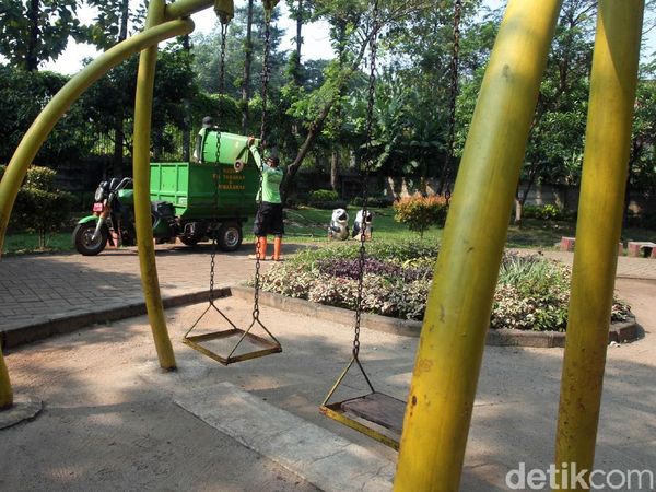 Perawatan Taman Dadap Merah