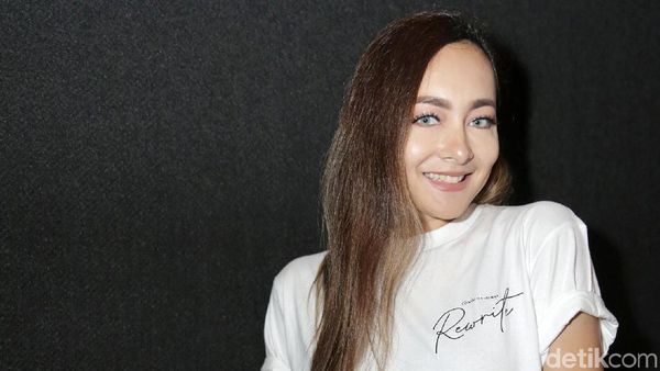 Dewi Rezer Happy Banget Nih!