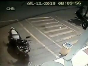 Polisi Kejar Pencuri Motor di Minimarket Bekasi yang Terekam CCTV