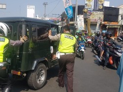 Bikin Macet, Mobil Tua Mogok di Jalan Arif Rahman Hakim Dievakuasi